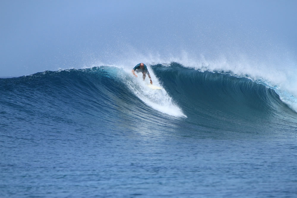 Maldives surf wave 2